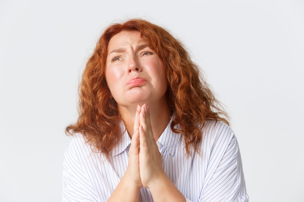 Mujer pelirroja de mediana edad posando