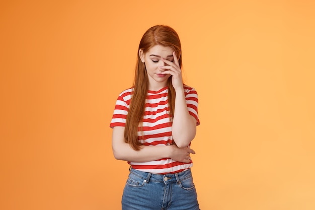 Mujer pelirroja molesta harta de escuchar tonterías estúpidas cerrar ojos cansados hacer cara palma avergonzado u ...