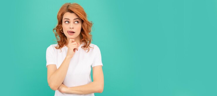Foto mujer pelirroja pensativa con cabello rizado en fondo azul mujer cara aislada cartel de retrato con espacio de copia