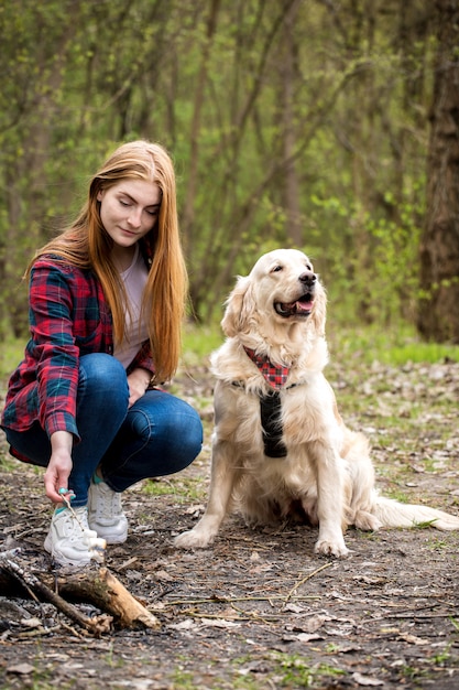 mujer pelirroja con un perro