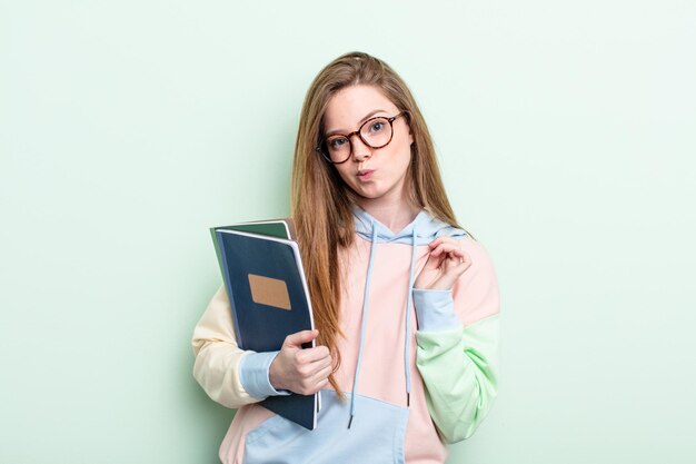 Mujer pelirroja que parece arrogante concepto de estudiante positivo y orgulloso exitoso