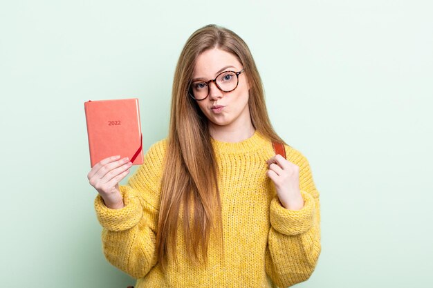 Mujer pelirroja que parece arrogante, exitoso, positivo y orgulloso concepto de planificador