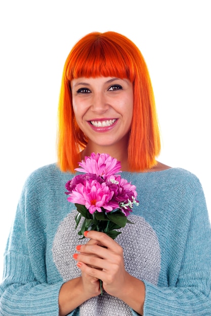 Mujer pelirroja con un ramo rosado de flores