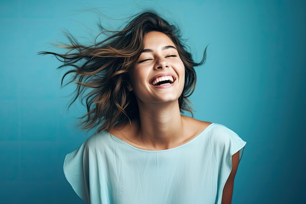 Una mujer con el pelo al viento