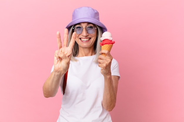 Mujer de pelo blanco de mediana edad con un helado. concepto de verano