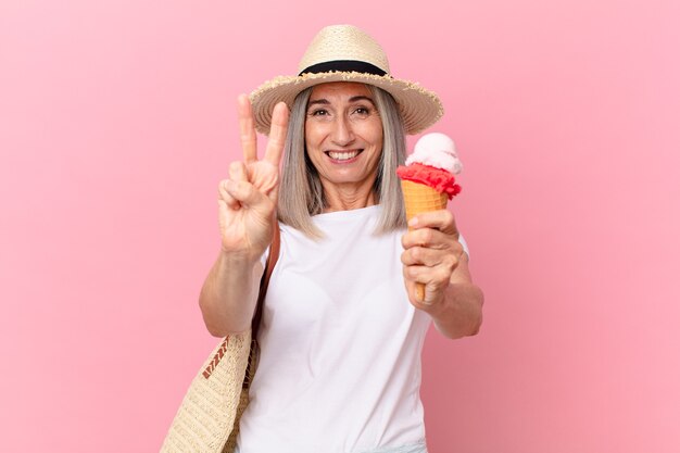 Mujer de pelo blanco de mediana edad con un helado. concepto de verano