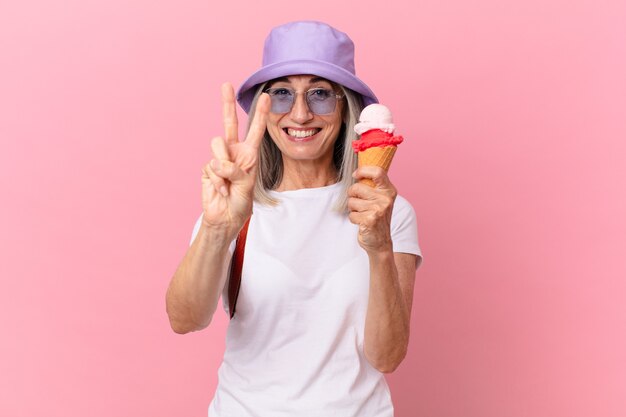 Mujer de pelo blanco de mediana edad con un helado. concepto de verano
