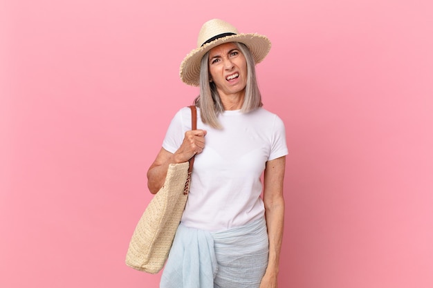 Mujer de pelo blanco de mediana edad que se siente perpleja y confundida. concepto de verano