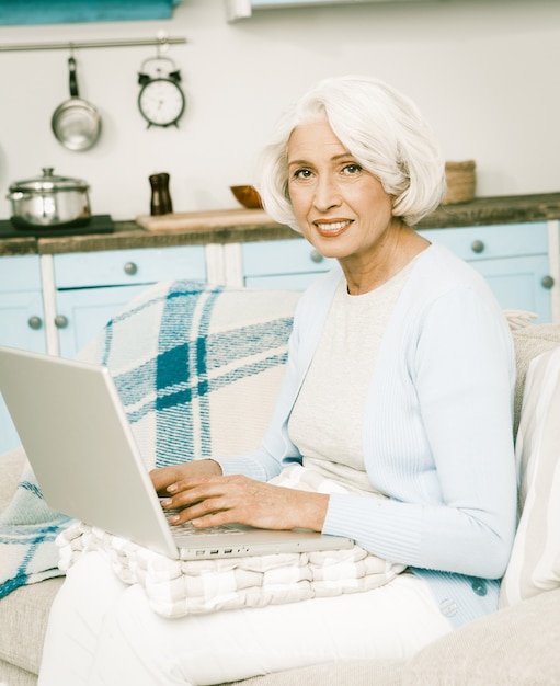 Mujer de pelo blanco usando laptop