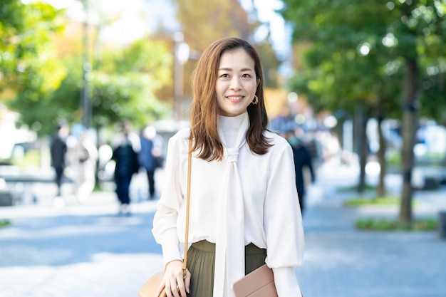 Mujer de pelo largo desplazamientos en estilo casual de oficina