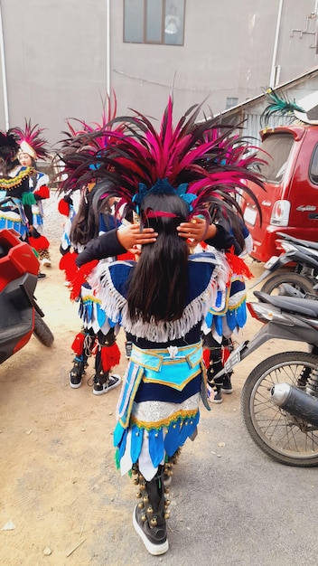 una mujer de pelo largo lleva un tocado colorido.