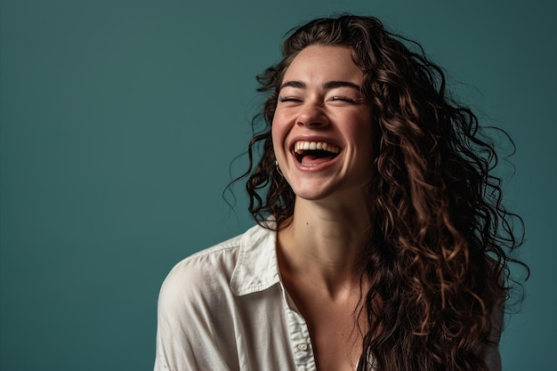 Una mujer con el pelo largo y rizado riendo