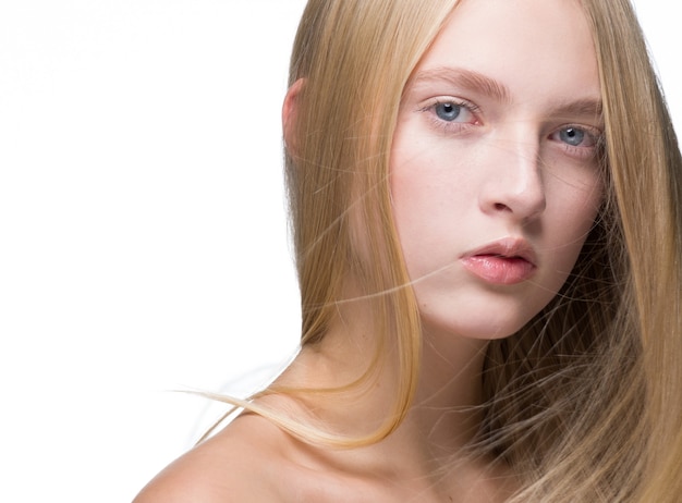 Mujer de pelo largo y rubio liso maquillaje natural piel sana aislada en blanco