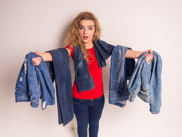 Foto mujer de pelo rizado elige jeans