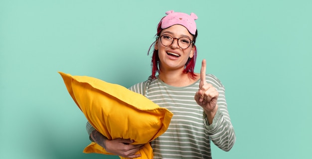 Mujer de pelo rojo atractivo joven sonriendo con orgullo y confianza