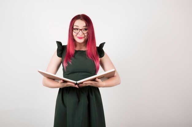 mujer, con, pelo rosa, en, blanco, tenencia, libro