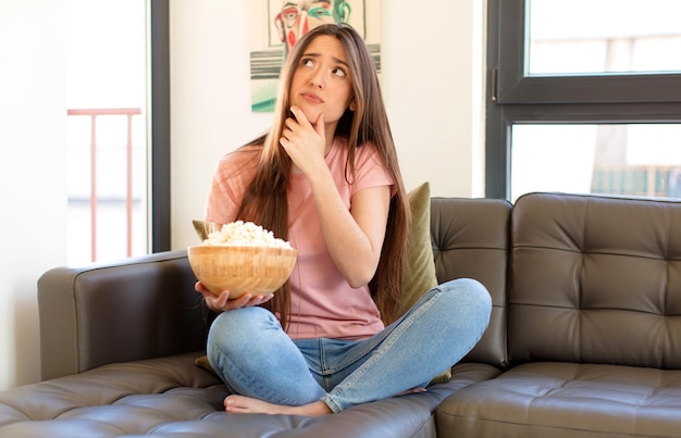 Mujer pensando, sintiéndose dudosa y confundida, con diferentes opciones, preguntándose qué decisión tomar