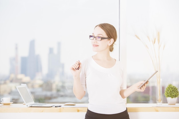 Mujer pensante con tablet