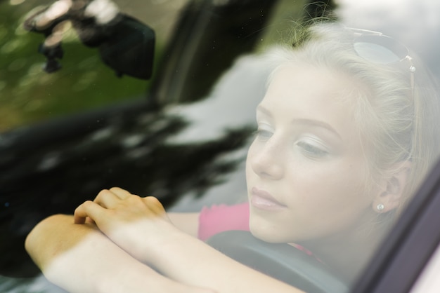 Foto mujer pensativa abraza el volante