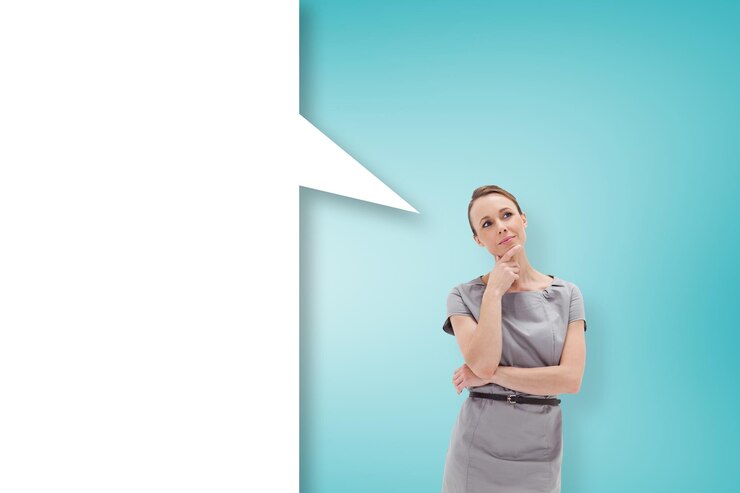 Foto mujer pensativa posando en vestido con burbuja de habla contra viñeta azul