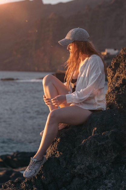 Mujer pensativa que mira el horizonte del mar