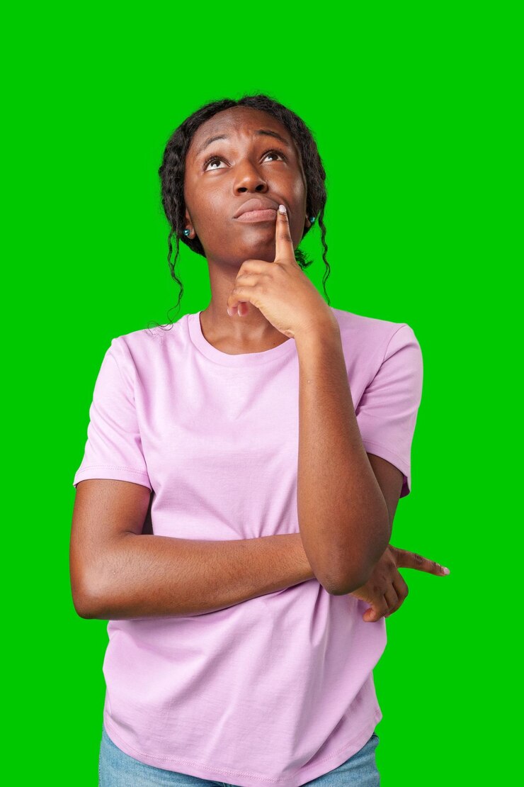 Foto mujer pensativa reflexionando frente a un fondo verde brillante durante un momento casual