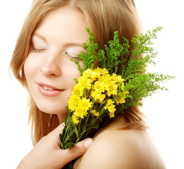 Mujer con pequeñas flores amarillas