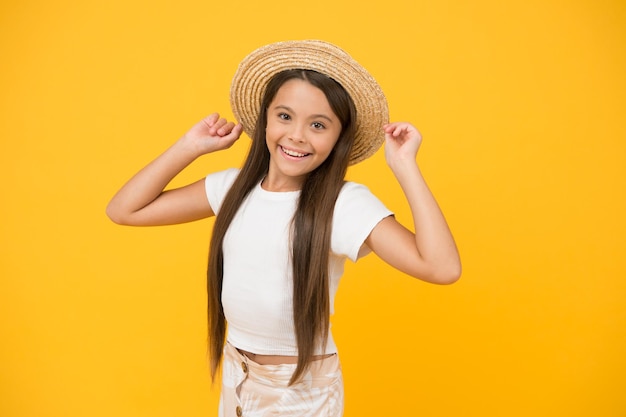 Mujer perfecta es tiempo de vacaciones felices vacaciones de verano lista para relajarse simplemente divirtiéndose viajar a hawaii aloha retro niño adolescente niña verano moda belleza en sombrero de paja estilo playa para niños