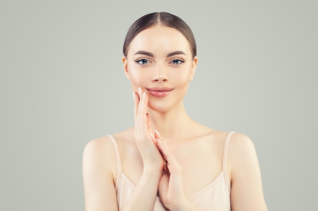 La mujer perfecta con maquillaje natural