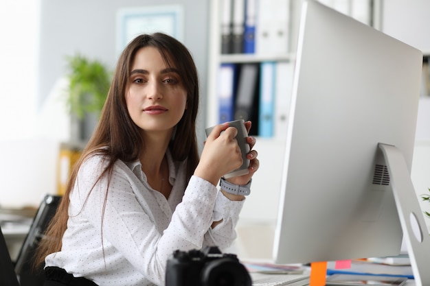 Mujer perfecta tomando café