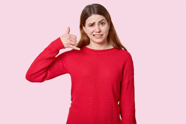 Mujer perpleja con cejas oscuras