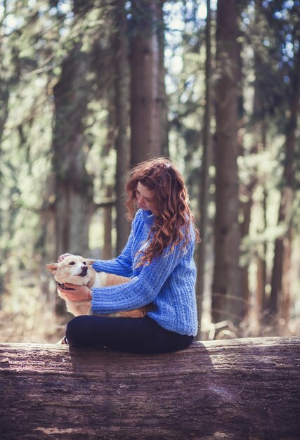 Mujer con perro al aire libre