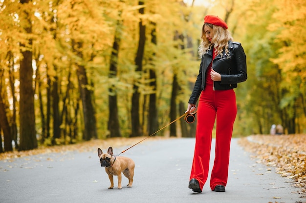 Mujer con perro caminando en el parque