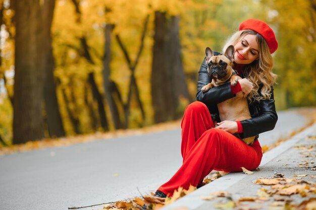 Mujer con perro caminando en el parque