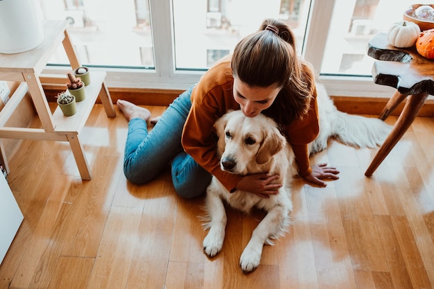 Mujer con perro en casa
