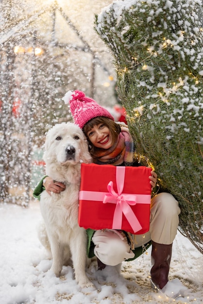 Mujer con perro celebra vacaciones de invierno
