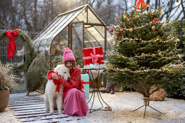 Mujer con perro celebra vacaciones de invierno