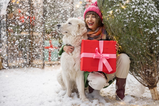 Mujer con perro celebra vacaciones de invierno