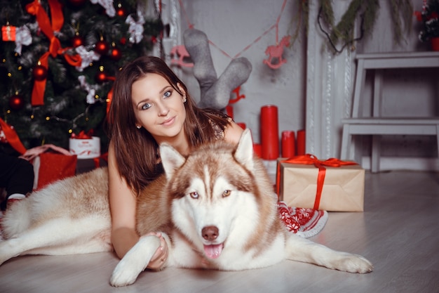 mujer con perro el día de navidad