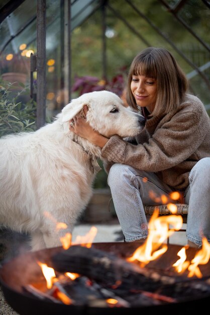 mujer, con, perro, por, el, fuego, en, jardín