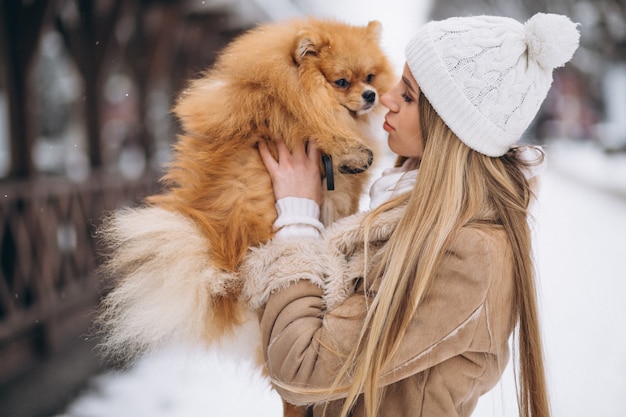 Mujer con perro en invierno