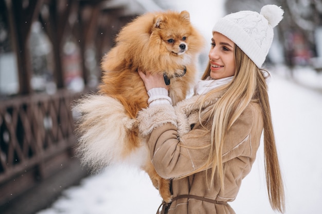 Mujer con perro en invierno