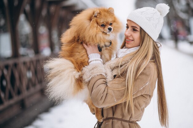 Mujer con perro en invierno
