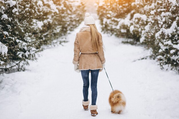 Mujer con perro en invierno