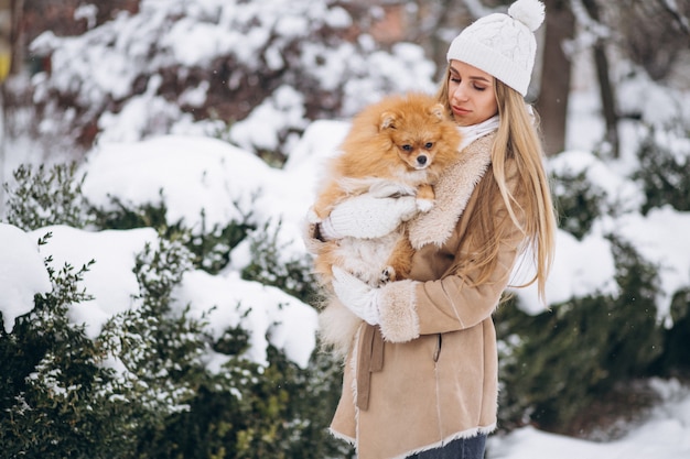 Mujer con perro en invierno