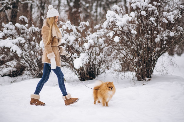 Mujer con perro en invierno