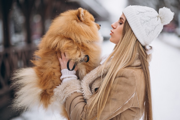 Mujer con perro en invierno