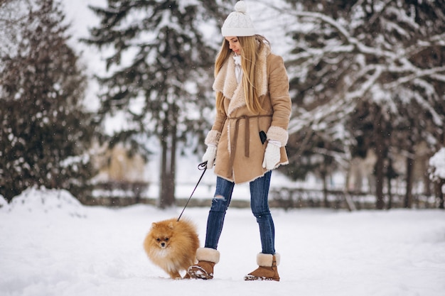 Mujer con perro en invierno