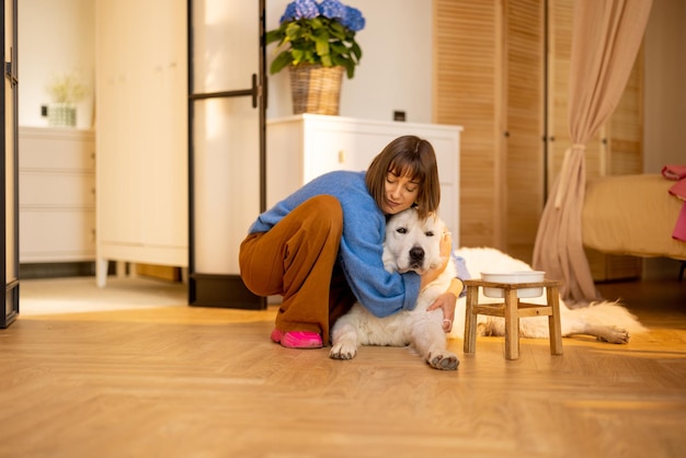 Foto mujer con perro maremma en casa