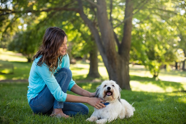 Mujer con perro en el parque